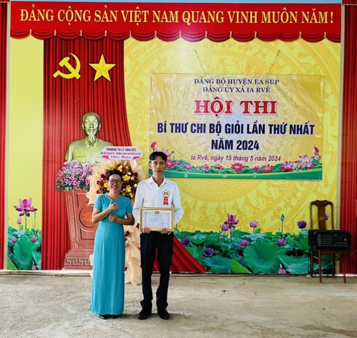 Ban tổ chức trao giải nhất cho thí sinh Trần Đăng Khoa